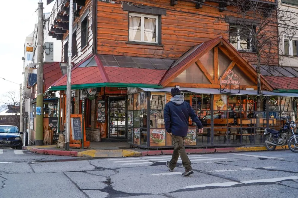 Continúa la puja por "el espacio público y privado" en una esquina del centro de Bariloche. Foto: Facundo Pardo. 
