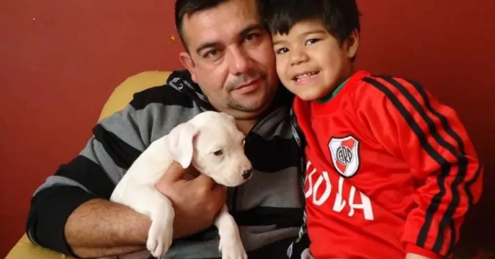 Hace algunos años, Dylan junto a su padre y su mascota. Actualmente tiene 15 años.