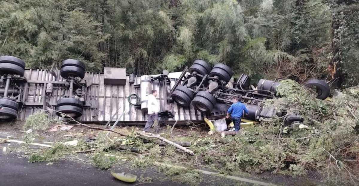 Volcó un camión cerca del paso Cardenal Samoré y el conductor quedó atrapado en la cabina