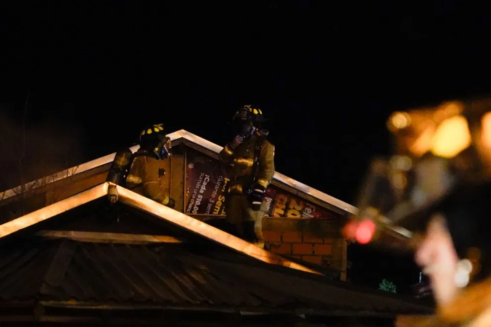 El incendio tomó parcialmente la vivienda en el barrio Nahuel Hue. Fotos: Facundo Pardo. 
