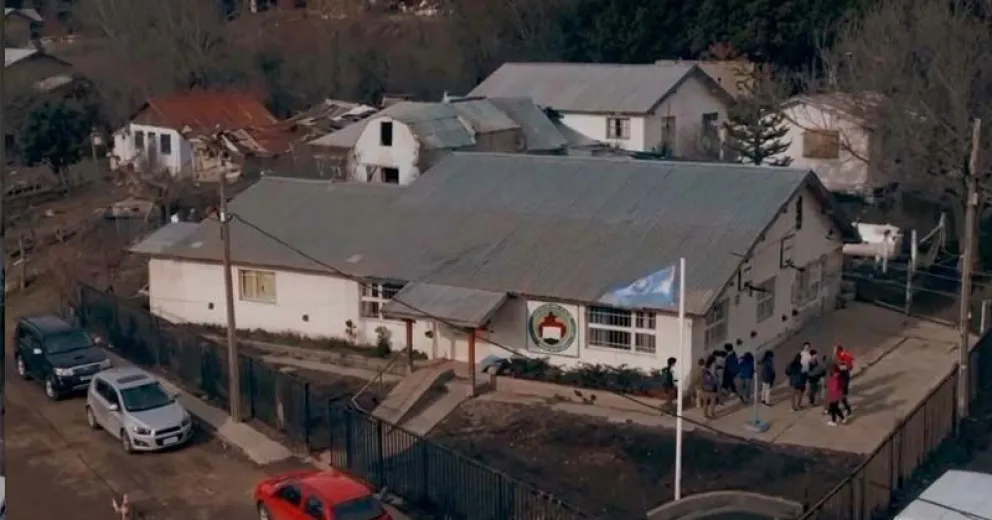 La escuela cercana a la ladera del cerro Ventana. 
