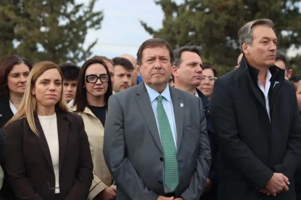 El gobernador Alberto Weretilneck y la intendenta María Emilia Soria durante el acto central por los 147 años de Roca, en Plaza Villegas. Foto: Tania Domenicucci.
