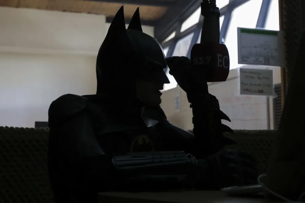 En la oscuridad, el Batman de Bariloche anunció sorpresas para las fiestas mientras sigue visitando hospitales. Fotos: Eugenia Neme. 