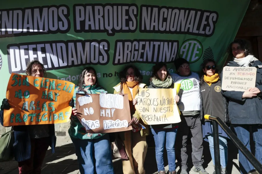 Una vez más, un reclamo de trabajadores del Parque Nacional Nahuel Huapi. Fotos Eugenia Neme.