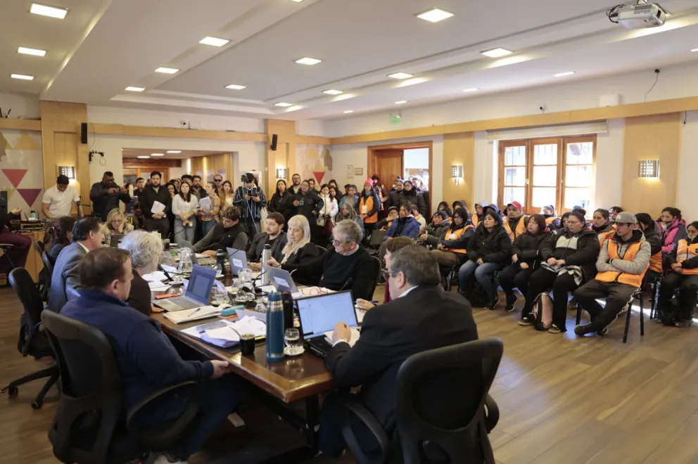 Con voto mayoritario, aprobaron la conformación de una comisión que evaluará el pase a planta de unos 400 municipales. Foto: Euge Neme (archivo)