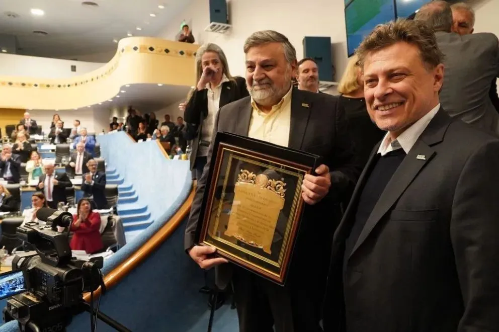 Giussi repasó las claves de un esquema autosustentable que genera superávit, exporta al mundo y emplea a 1.800 profesionales desde Bariloche. Foto: Legislatura de Río Negro.