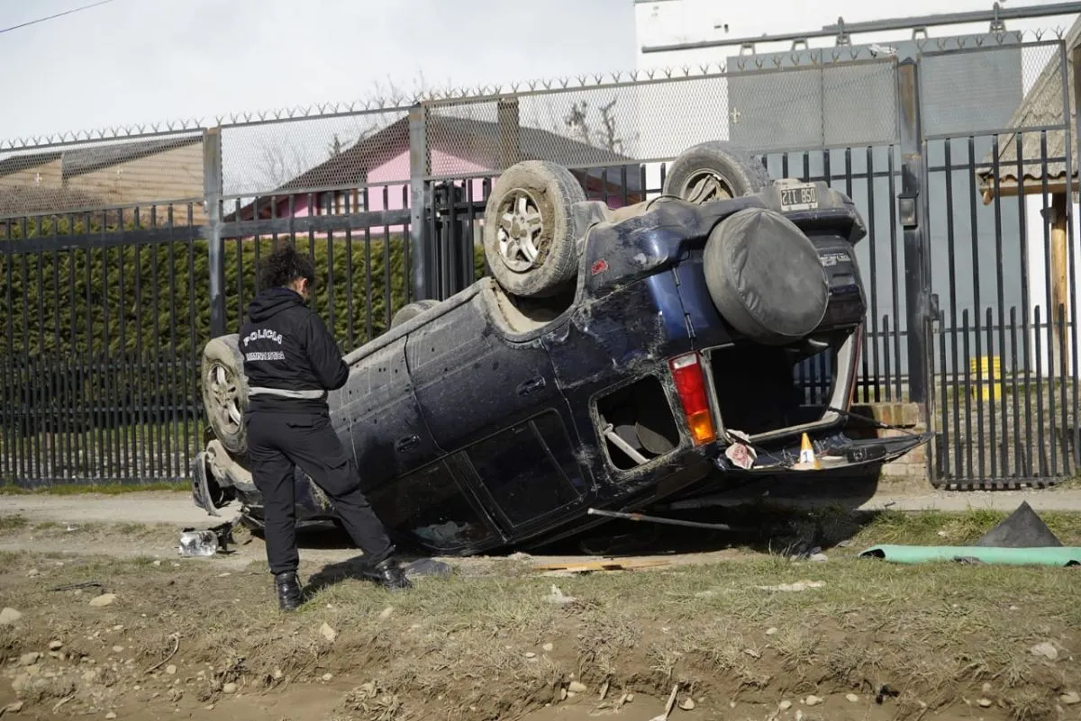 Violento vuelco en el barrio San Francisco II: volcó una camioneta Honda en plena vereda