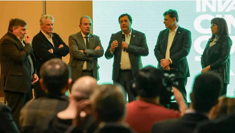 El gobernador de Río Negro, Alberto Weretilneck, estuvo junto al vicegobernador acompañando a Invap en sus 50 aniversario. Foto: gentileza/ en Noticias Net.
