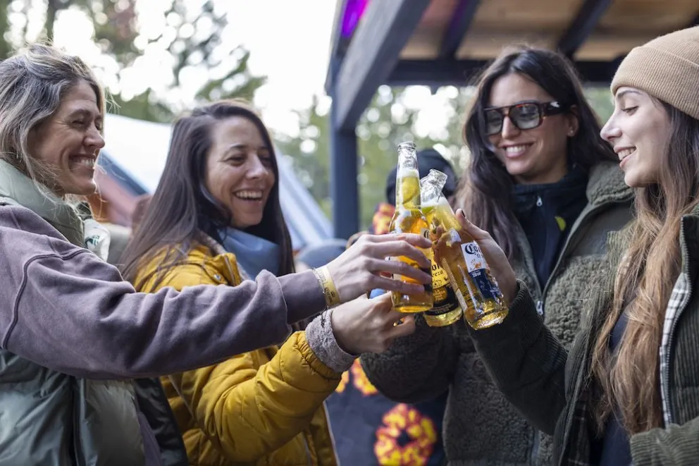  Corona encuentra en Cerro Catedral un escenario ideal para llevar su espíritu de disfrute y conexión con el entorno. 