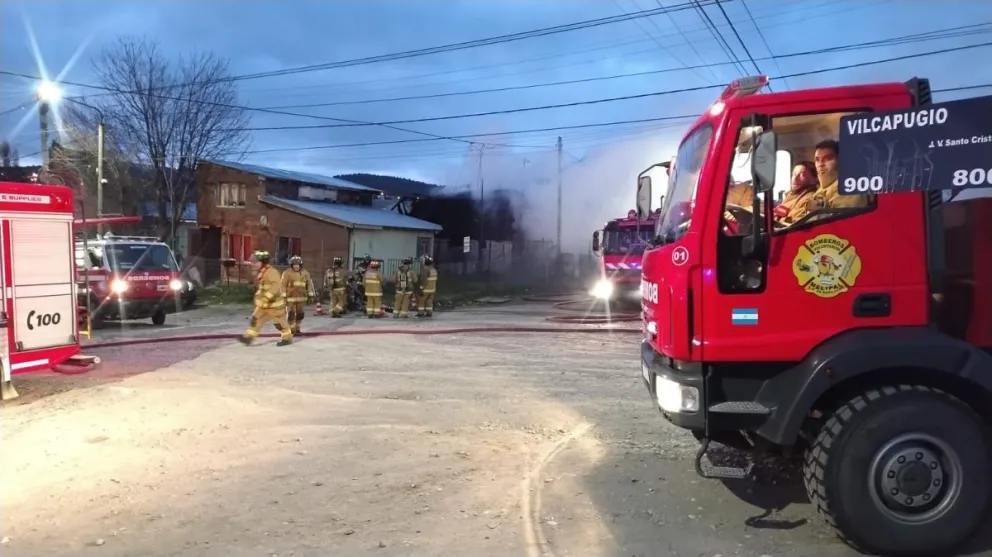 Enorme operativo para controlar un incendio de vivienda en Vilcapugio al 800. 