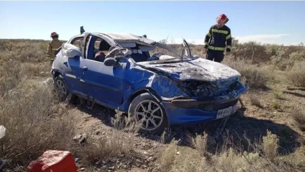 Una pareja de turistas terminó protagonizando un vuelco que incluyó al menos cuatro tumbos en Ruta 237.
