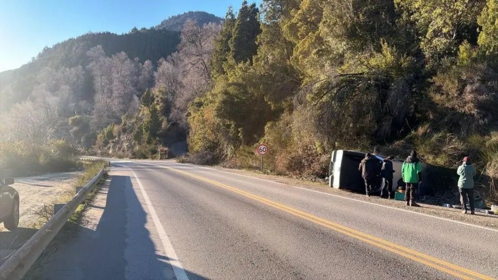 Aparatoso vuelco en la Ruta Siete Lagos.