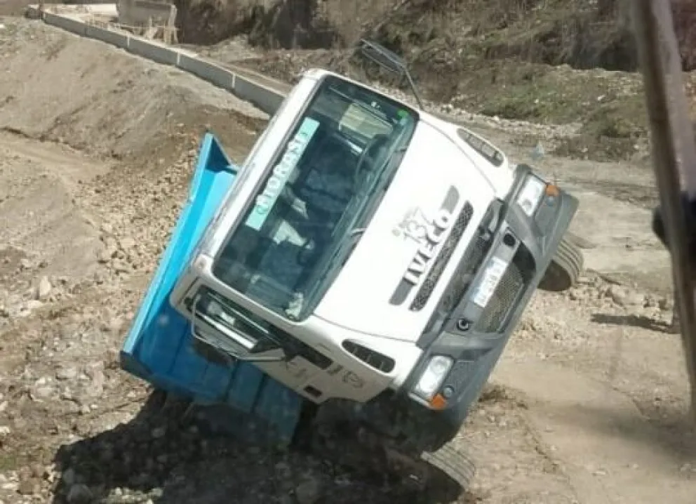 El vehículo quedó parcialmente volcado sobre su lateral. Foto Municipalidad de Bariloche.