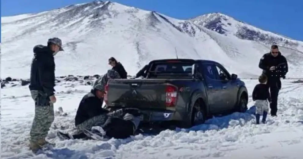 Lograron pedir ayuda y se quedaron dentro del vehículo esperando a que los rescataran.