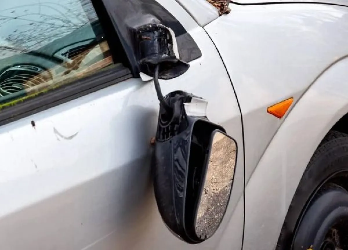 Imputaron a un hombre por dañar los espejos de ocho autos estacionados en el centro de Bariloche