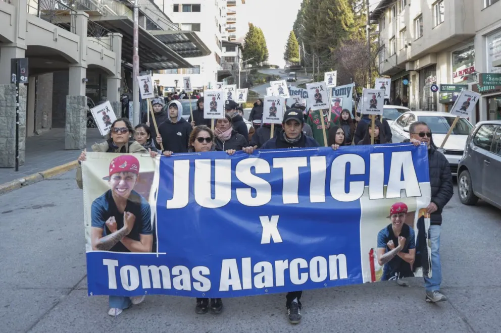 Sexta marcha en pedido de justicia por Tomás Alarcón en Bariloche. Fotos: Euge Neme.