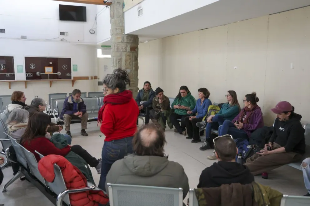 La primera reunión se realizó en el hall central del hospital zonal. Fotos Euge Neme 