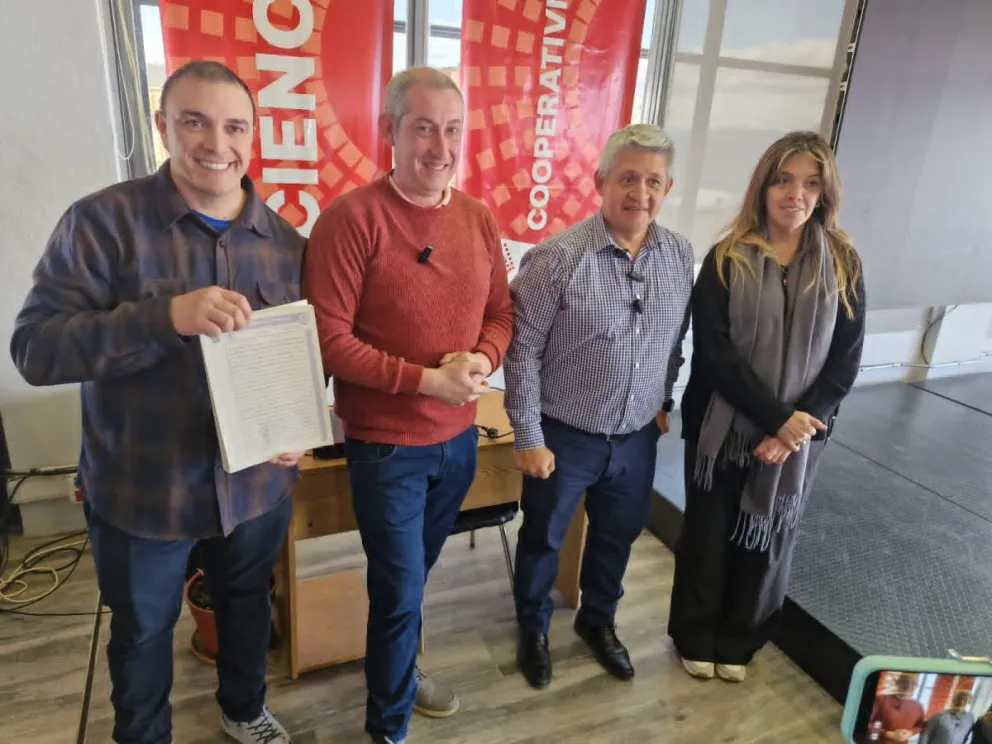 En la CEB, se conceretó la firma de la Escritura Declarativa de 351 lotes pertenecientes a la Cooperativa Quimey Ruca.
