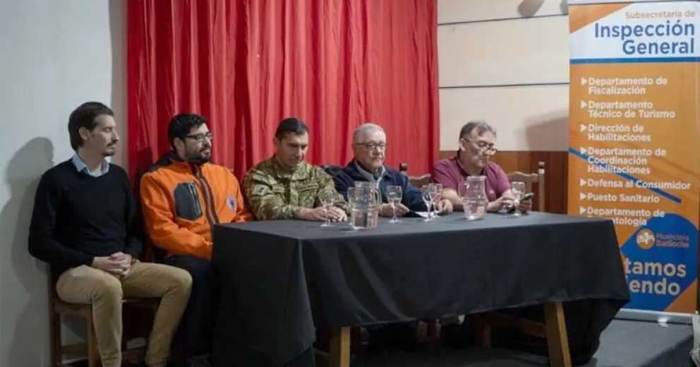 Las autoridades presentes en el acto de entrega.