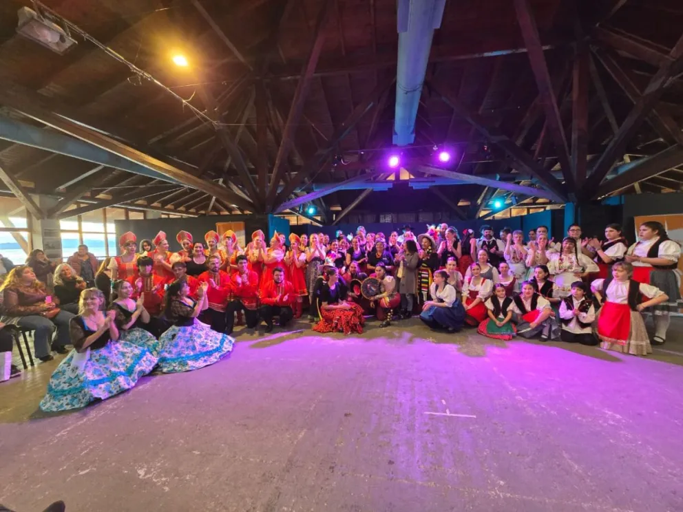 Gran jornada en el Puerto San Carlos con la presencia de las Colectividades de Bariloche. 