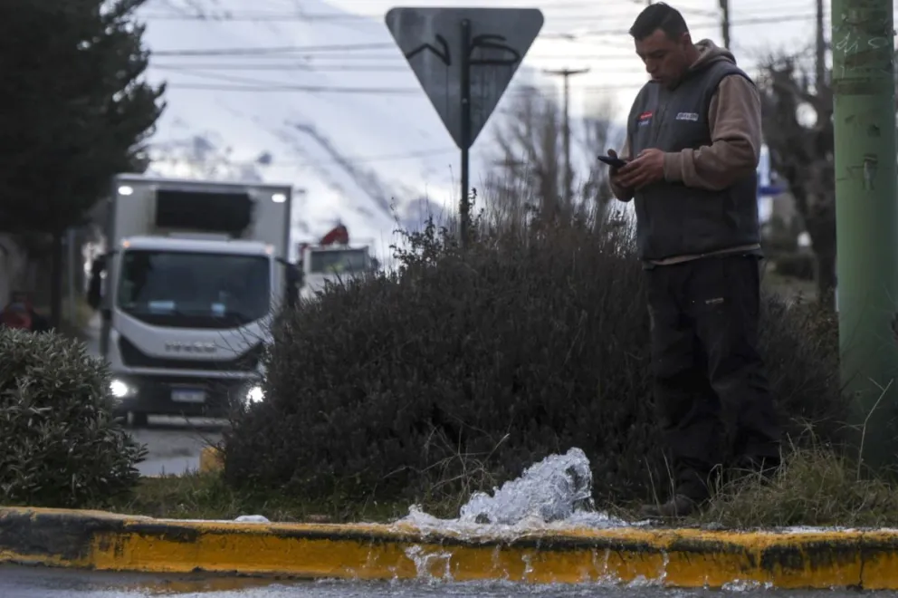 Pérdida de agua en un hidrante trabado en la rotonda de Pasaje y Diagonal Gutiérrez. Fotos: Euge Neme