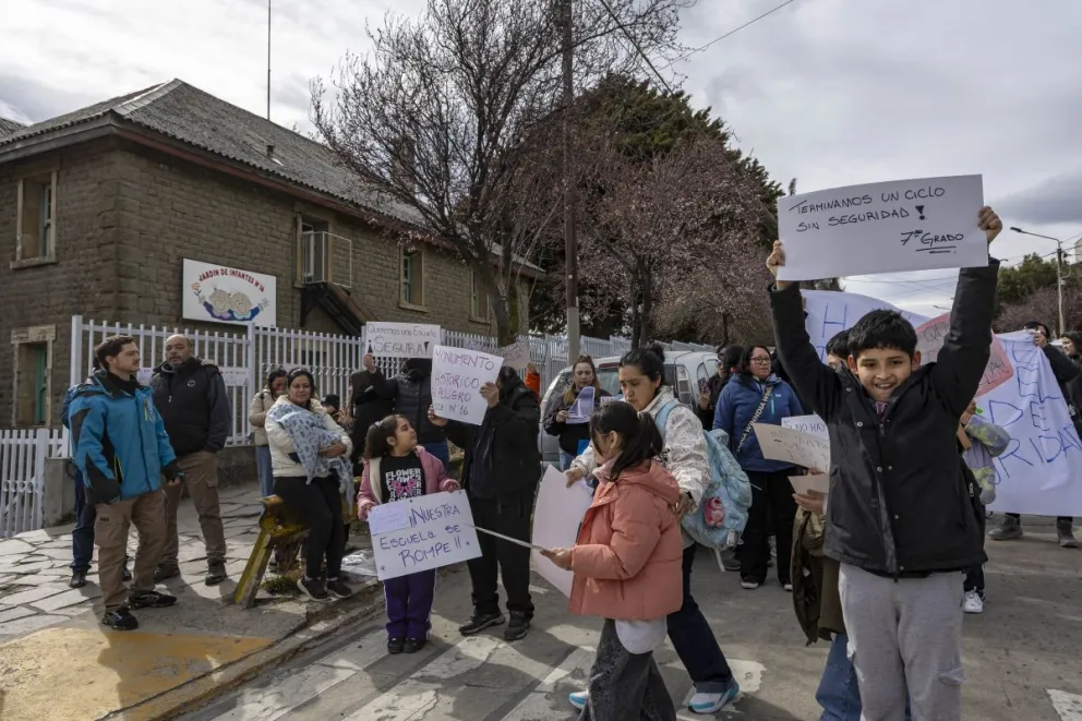Manifestación para pedir arreglos en la Escuela 16 de Bariloche. Fotos: Euge Neme