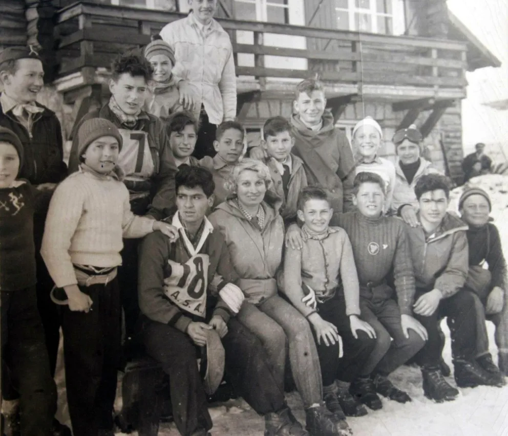 Catalina en el centro, con alumnos de la escuela que fundó. Gentileza Toncek Arko.