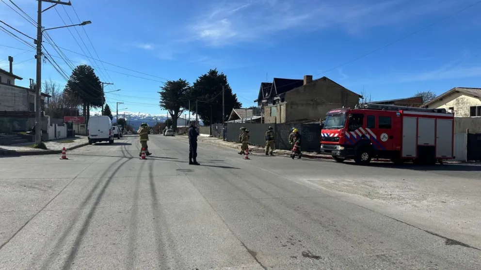 El corte de calle con presencia de autoridades. Foto radio seis
