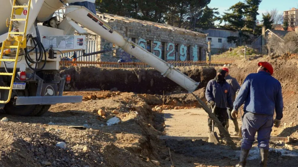 La obra se ejecuta con recursos y trabajo municipal.