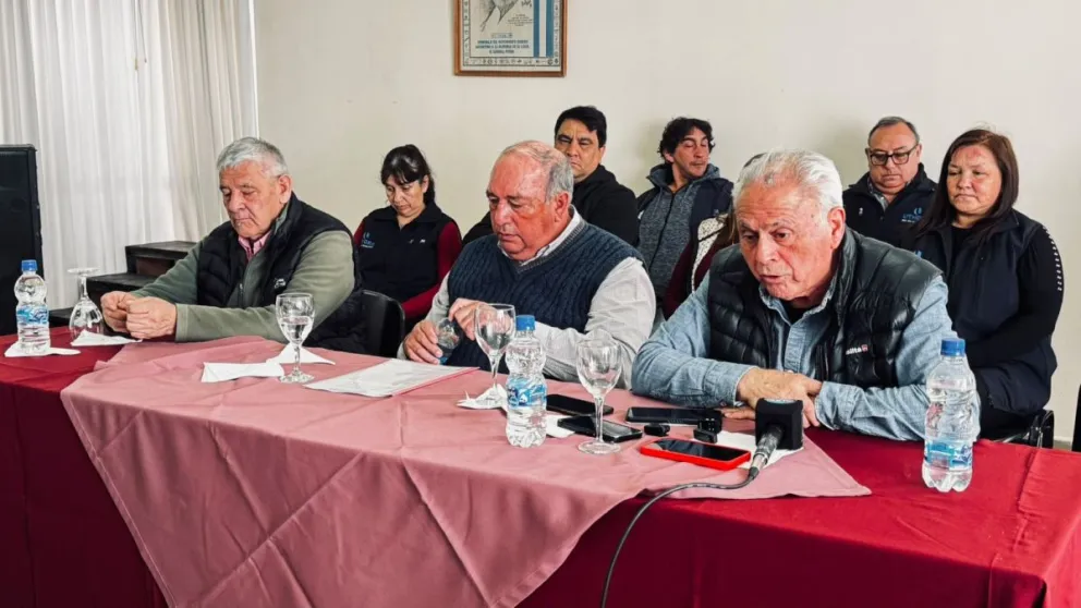 Conferencia de prensa en la sede de Utghra Bariloche. Fotos gentileza.