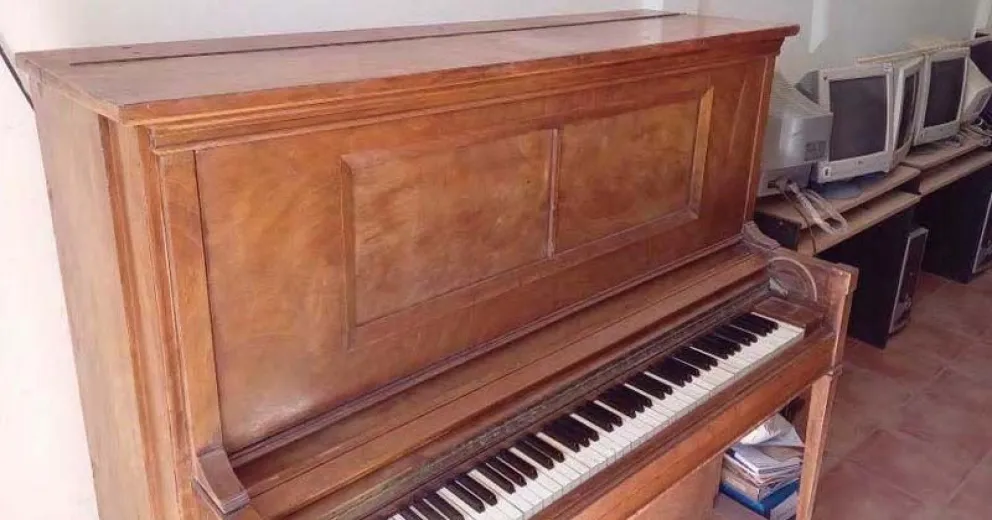 El instrumento estaba en la vereda. 