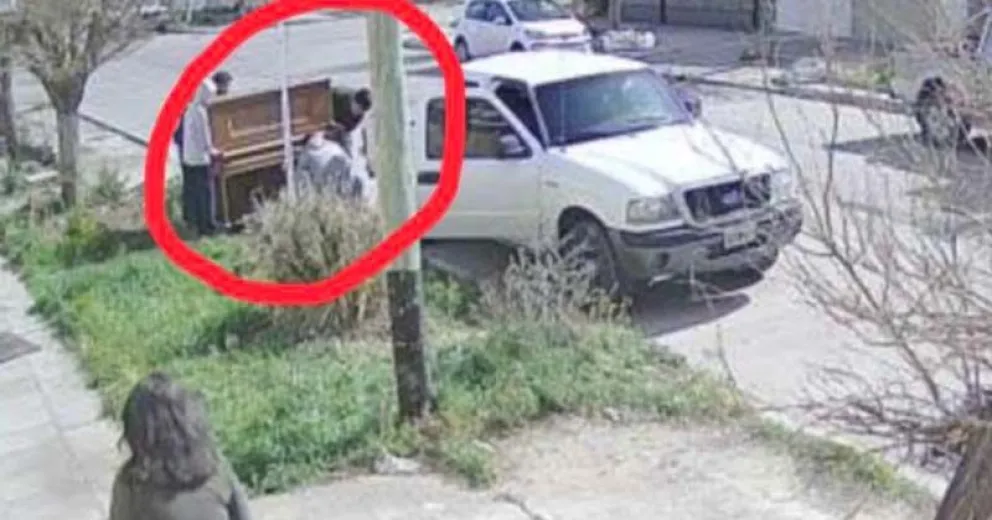 El instrumento estaba en la vereda. Foto de Silvina Cabrera.