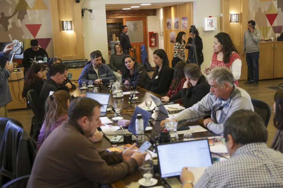 Los padres en la sesión del concejo deliberante en la ciudad. Fotos Euge Neme 