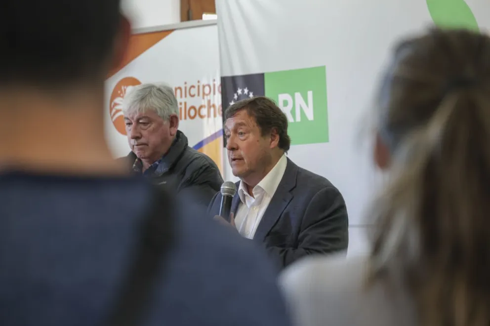En su visita a Bariloche, el gobernador ratificó que no hay riesgo de derrumbe. Foto: Euge Neme.