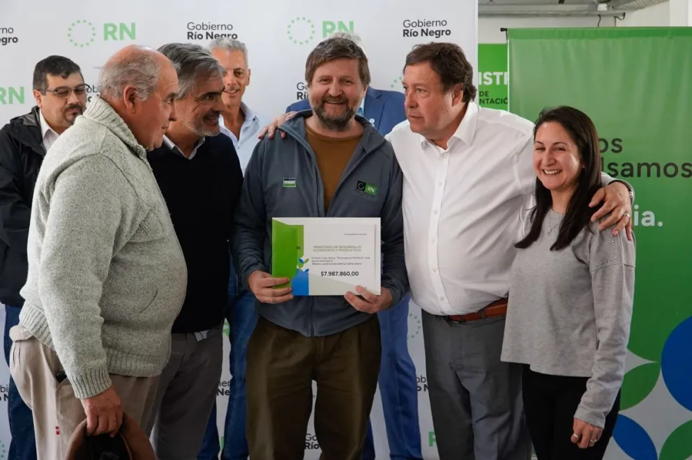 El gobernador presente en la entrega de aportes a las cooperativas de la región. Fotos Facu Pardo 
