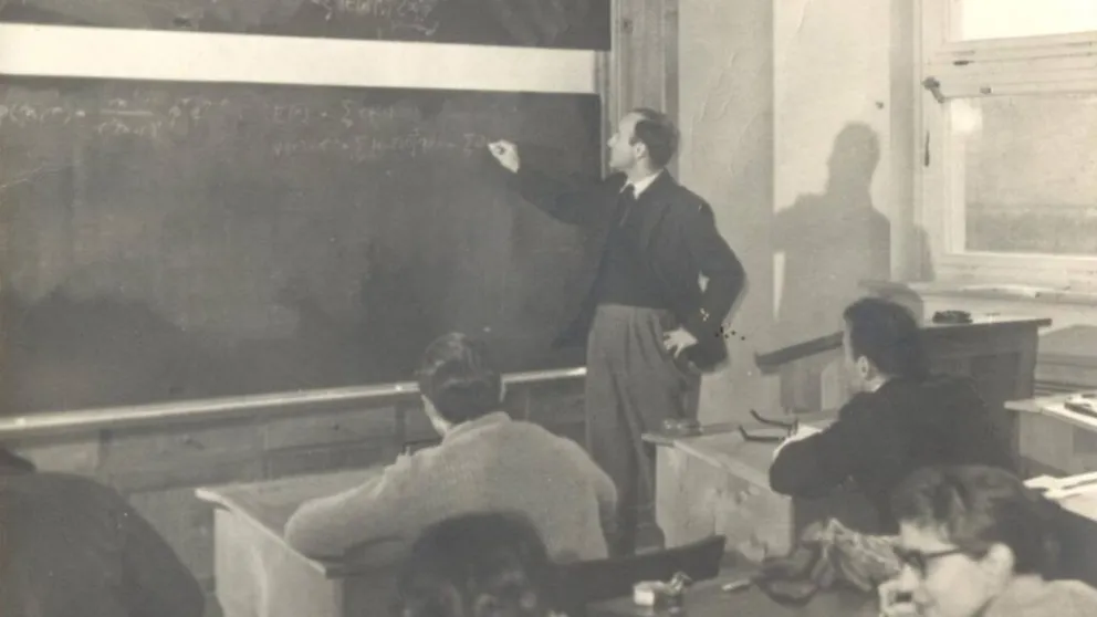 Tomás Buch dando clases en el Instituto Balseiro de Bariloche. Foto Tageblatt