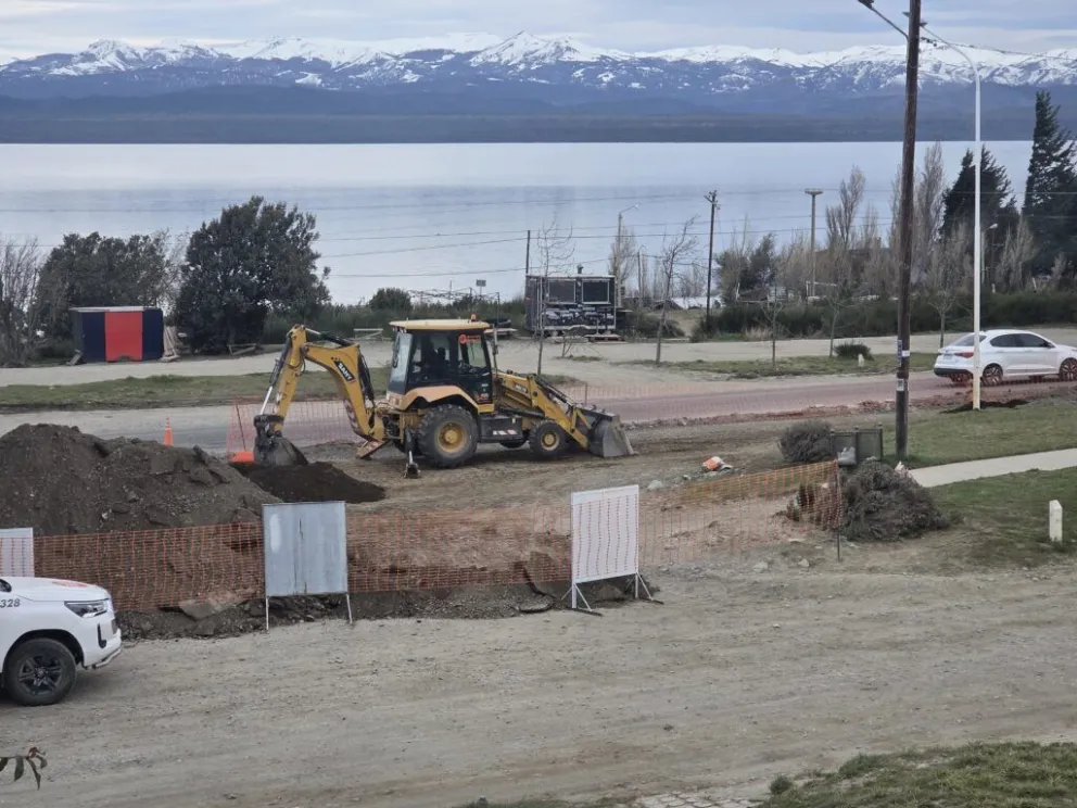 El proyecto incorpora pavimento, banquina y una nueva dársena.