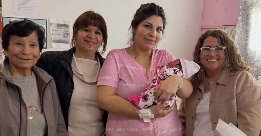 Integrantes del Círculo Chileno, junto a la familia de la bebé. 