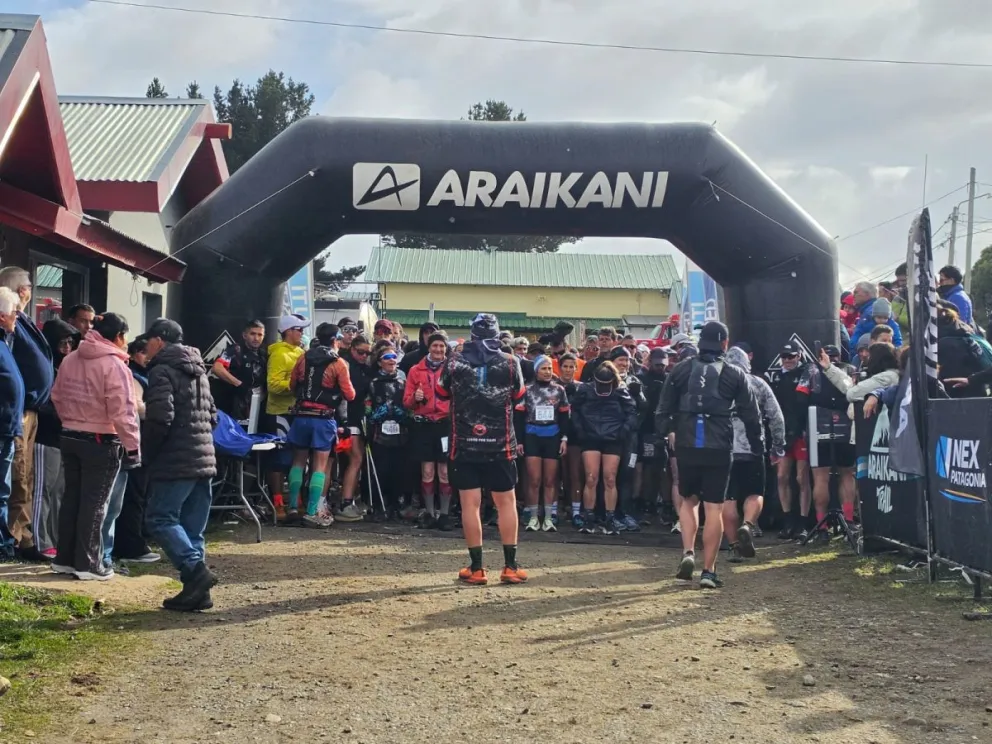 A pesar del viento y la lluvia, los competidores ya enfrentan los diversos recorridos en la estepa.