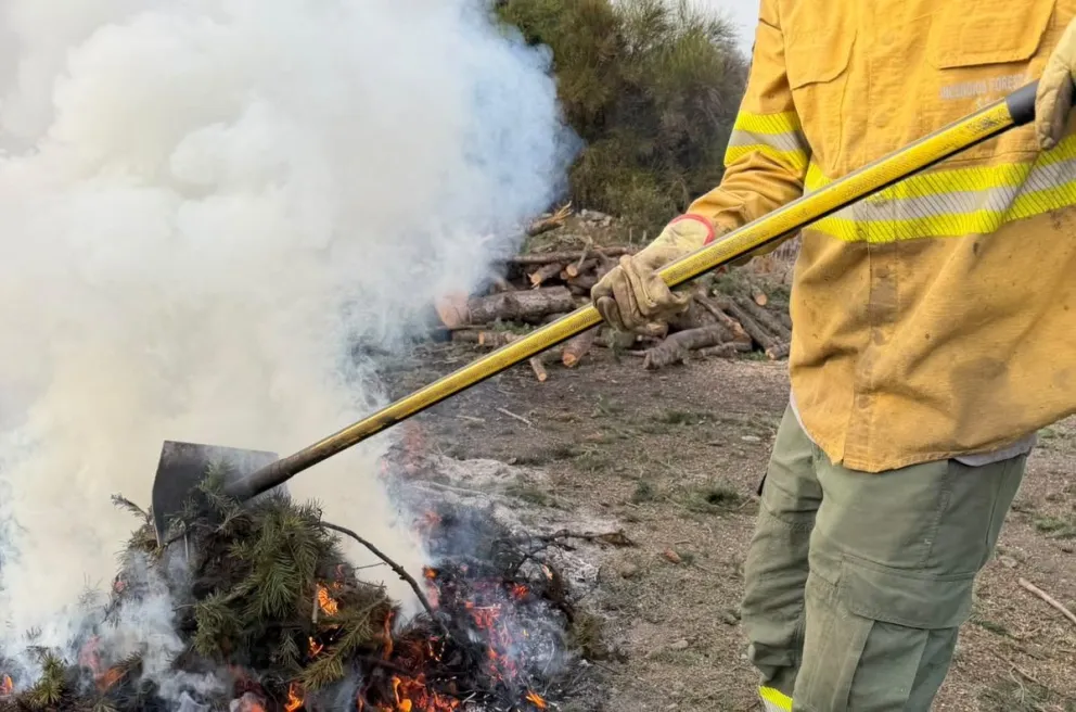 Solicitan a la comunidad aprovechar estas semanas para poner en condiciones sus hogares antes de la temporada de riesgo de incendios. Foto Splif.
