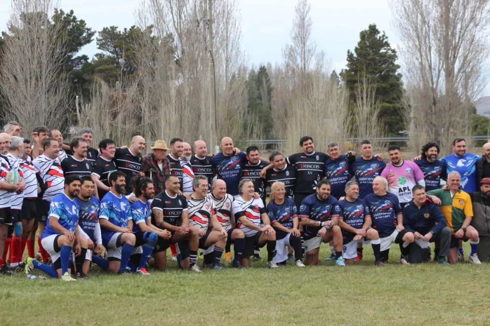 Jugadores de la Patagonia desplegaron toda su experiencia en Dina Huapi Rugby Club. Fotos: gentileza Arvet.
