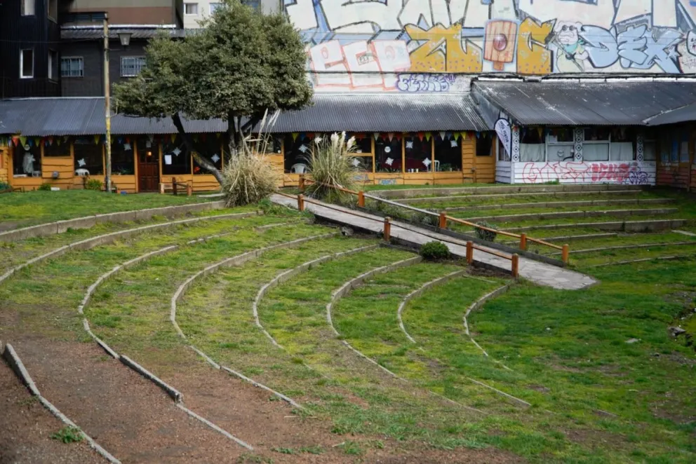 Desde Comisión Directiva de la Feria Artesanal buscan poner en valor el Anfiteatro con nuevo mural, limpieza y mejoras en los ingresos. Fotos: Facundo Pardo. 