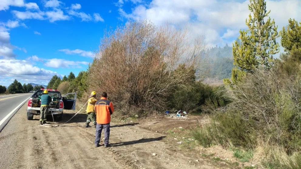 Splif controló un incendio forestal en el este de Bariloche. 
