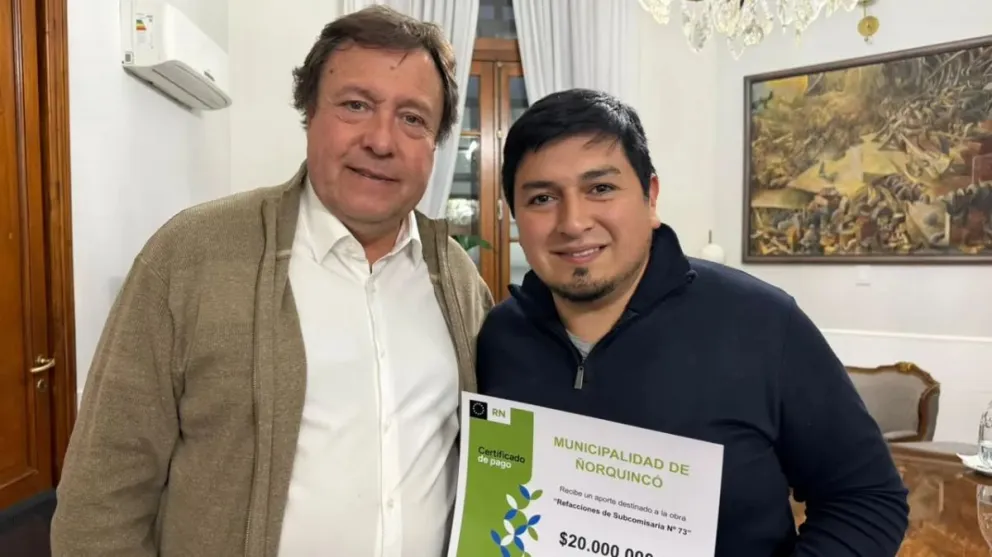 El Gobernador Weretilneck junto al Intendente Cuminao.