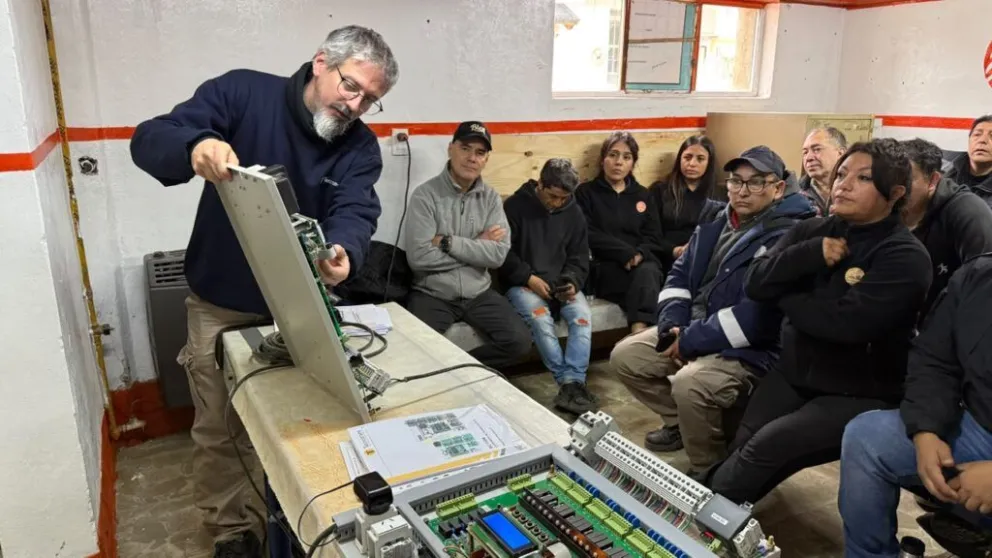 Uno de los momentos del curso que recibieron los trabajadores del Municipio.