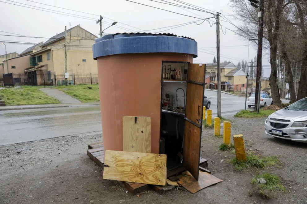 Los daños en la puerta principal del local. Fotos Euge Neme 
