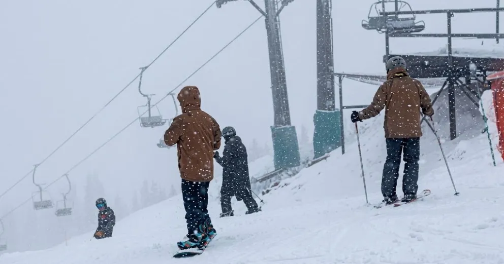 A pesar de lo que marca el calendario, la nieve sigue presente.