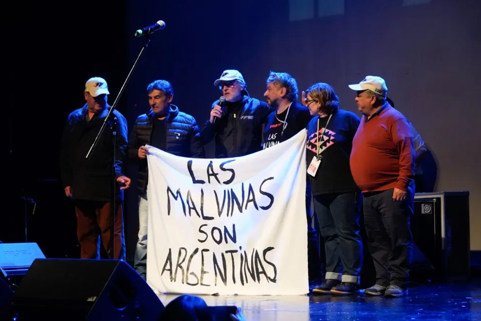 Veteranos de Malvinas subieron al escenario antes de que comenzara la proyección. Foto: Facundo Pardo.