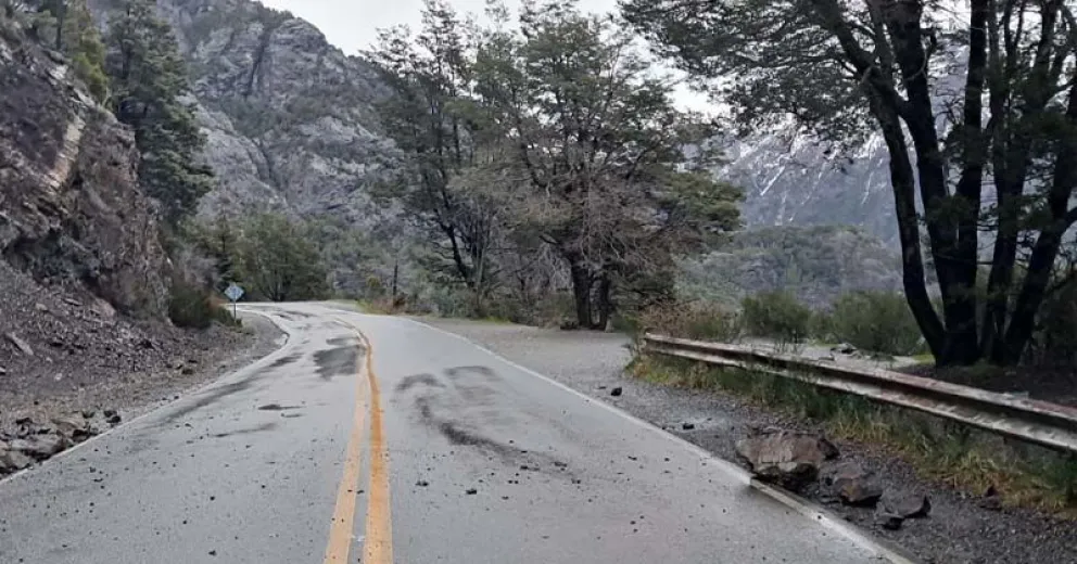 Continúa el cierre preventivo. La imagen de este jueves muestra pequeñas rocas sobre la cinta asfáltica, gentileza Parque Municipal Llao Llao.