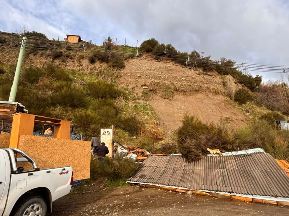 La fuerza del agua causó estragos en un sector de la Barda del Ñireco. Fotos y videos de Eugenia Neme.